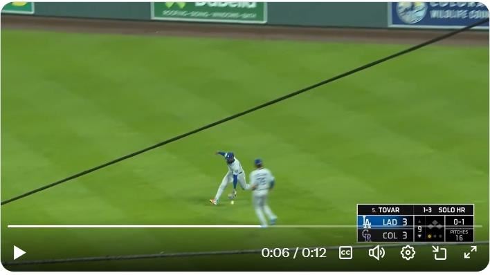 赫南德茲（Teoscar Hernandez）9局上發生守備瑕疵。（圖／翻攝自Dodgers Nation X）