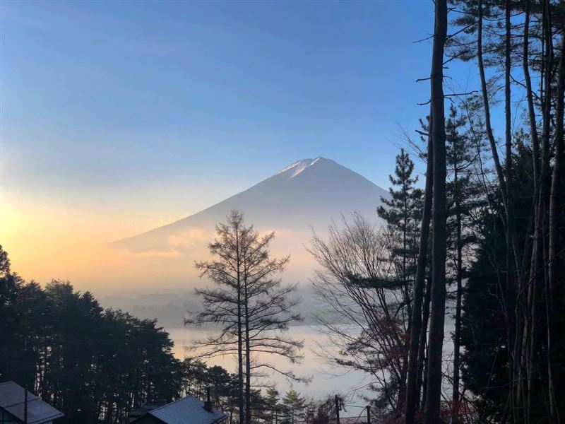 從郭亞川經營的飯店IG可看到，房間窗戶的富士山美景前有一些樹遮擋。（圖／翻攝自IG @kumonoue_fujihotel）