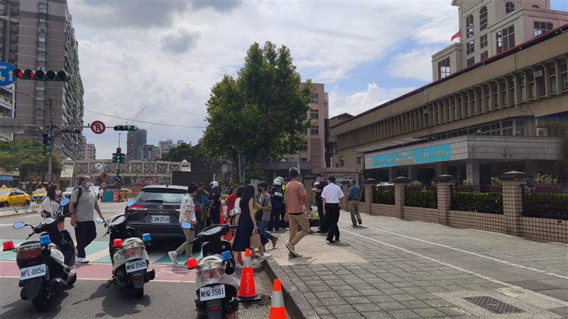 土城警方在新北檢內外佈署警力。（圖／記者莊淇鈞攝影）