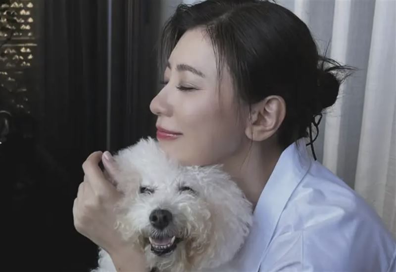 賈靜雯的愛犬「miu miu」在日前過世。（圖／翻攝自臉書）