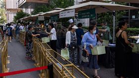 北京北苑大飯店在門口擺起攤子，吸引不少民眾前來挑選購買。（圖／路透社／達志影像）