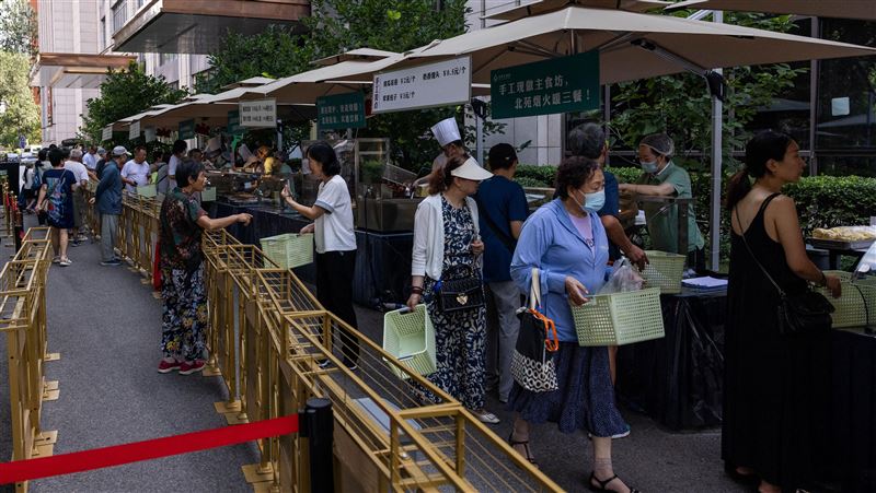 北京北苑大飯店在門口擺起攤子，吸引不少民眾前來挑選購買。（圖／路透社／達志影像）
