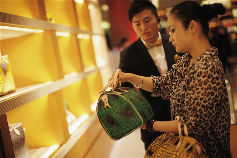 中國在奢侈品消費暴跌近25%，然而在二手精品市場反逆勢成長35%。（圖／路透社／達志影像）