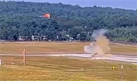 美軍1架F-15D戰機在跑道滑行時，後座成員誤觸彈射裝置，從座艙內彈射飛出。（圖／翻攝自X＠Satohunt1776）