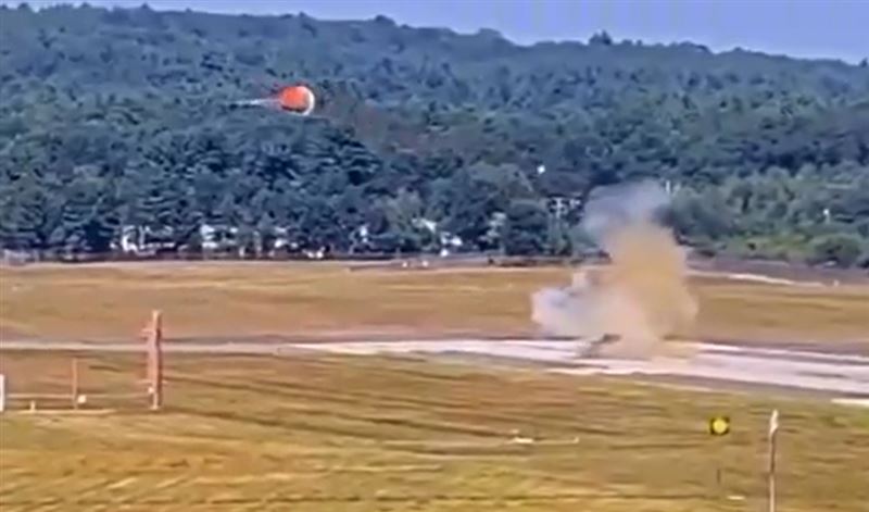 美軍1架F-15D戰機在跑道滑行時,後座成員誤觸彈射裝置,從座艙內彈射飛出。(圖/翻攝自X@Satohunt1776)