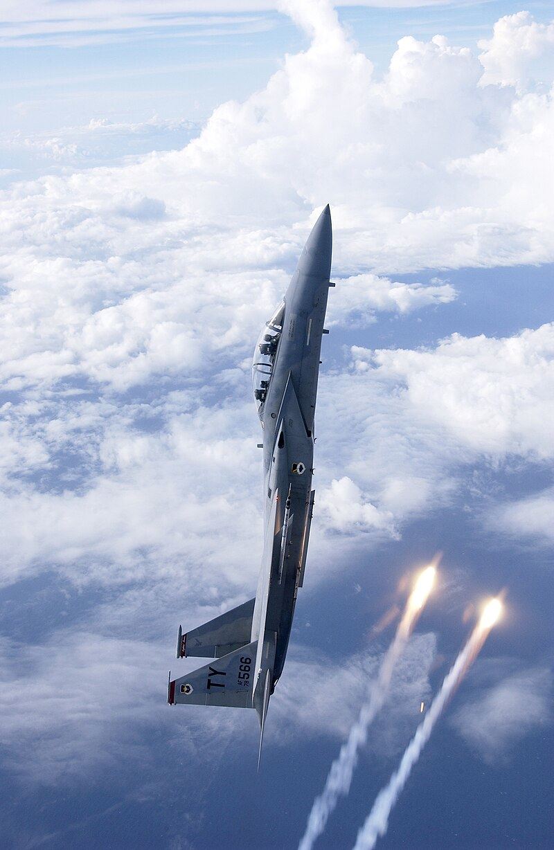 一架屬於佛羅里達州廷德爾空軍基地第325戰鬥機聯隊的F-15D正在投放熱焰彈。(圖/翻攝維基百科)