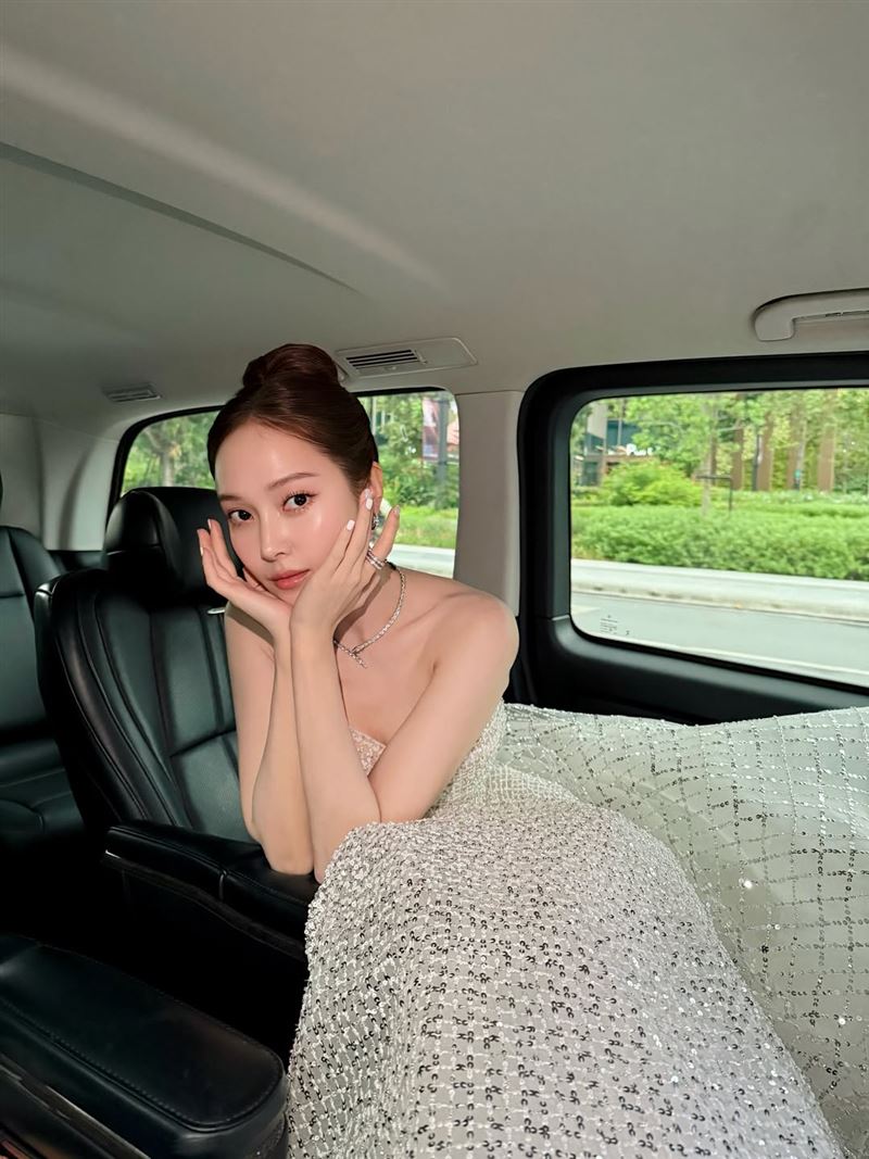 Jessica身上的婚紗出自台灣品牌之手。（圖／翻攝自IG @jessica.syj）
