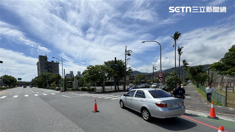 宜蘭林女騎車行經冬山路及照安路口時與轎車擦撞後送醫不治。（圖／翻攝畫面）