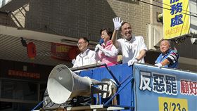 朱立倫陪同楊瓊瓔車隊掃街宣傳反罷免。（圖／國民黨提供）