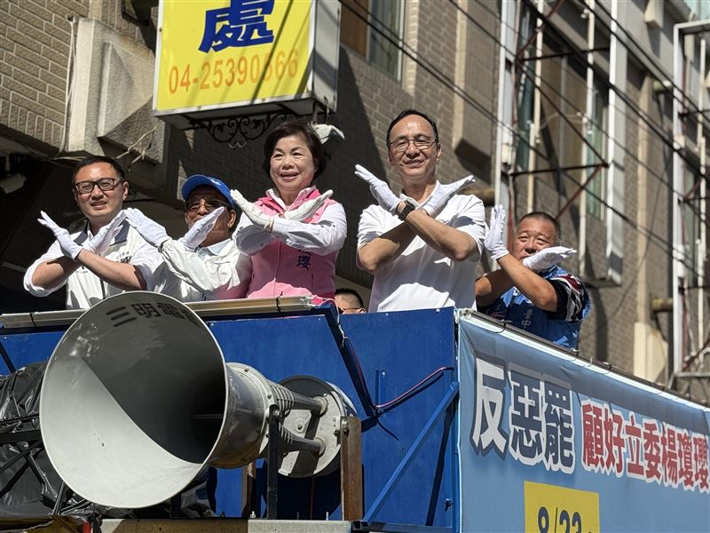 朱立倫陪同楊瓊瓔車隊掃街宣傳反罷免。（圖／國民黨提供）