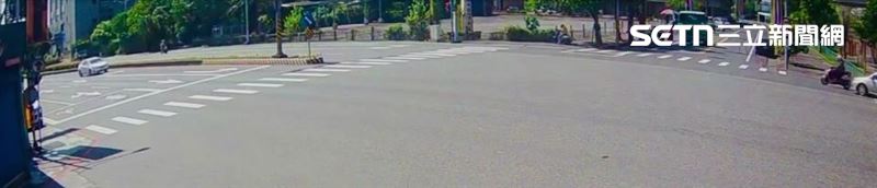 宜蘭林女騎車行經冬山路及照安路口時與轎車擦撞後送醫不治。（圖／翻攝畫面）