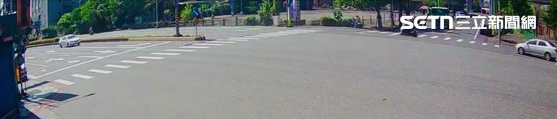 宜蘭林女騎車行經冬山路及照安路口時與轎車擦撞後送醫不治。（圖／翻攝畫面）