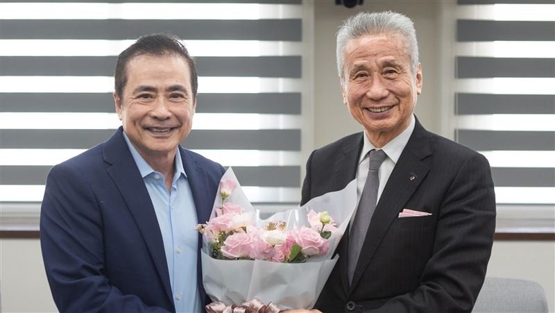 大同公司臨時董事會決議推舉三立電視董事長張榮華（左）接任董事長，原董事長王光祥（右）則接任會長一職。（圖／大同提供）