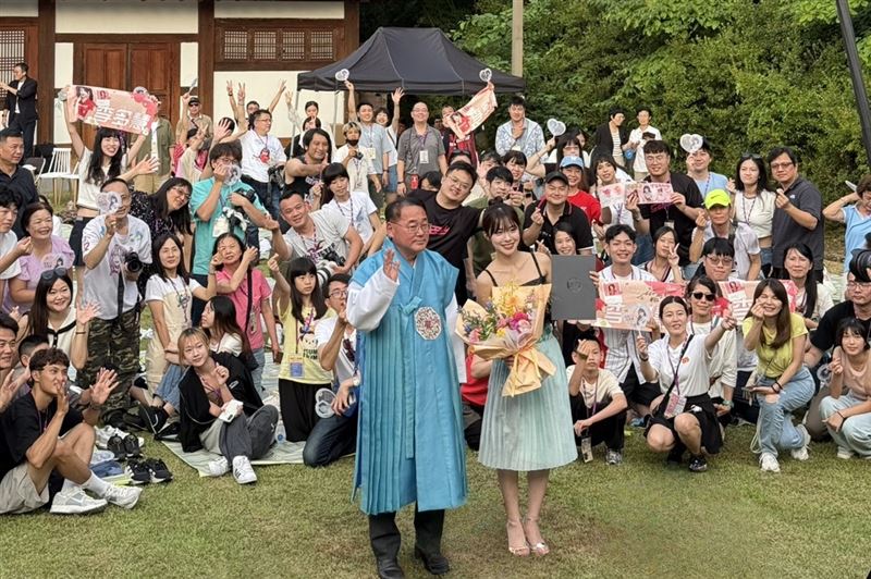 李多慧從全羅北道副知事金鍾勳（音譯）手中接過觀光大使聘書150位台粉絲與遊客見證。（圖／奧比懷登公關提供）