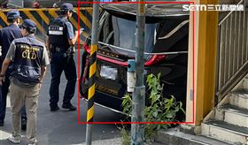 「鐵霸嫂」搭乘市價近500萬Lexus LM（紅框）到新北檢被警方驅離。（圖／記者莊淇鈞攝影）