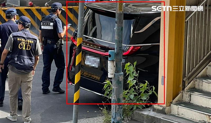 「鐵霸嫂」搭乘市價近500萬Lexus LM（紅框）到新北檢被警方驅離。（圖／記者莊淇鈞攝影）