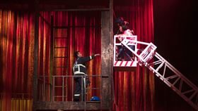 方宥心曾坦言這場高空救援戲，她飾演救人的消防員，卻因有懼高症，一開始嘗試時非常害怕。（圖／故事工廠提供）