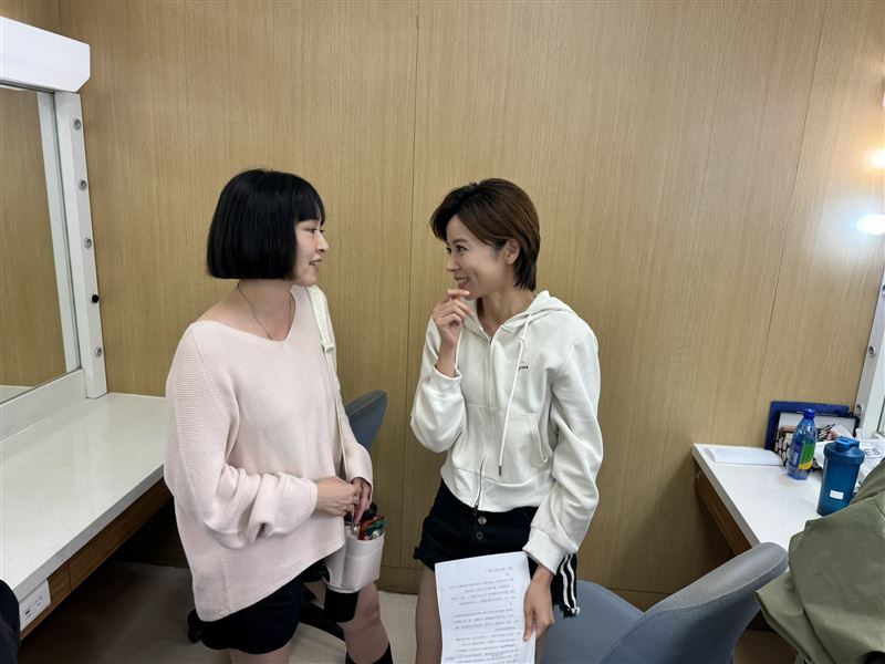 王瞳熱情跟蔡燦得招呼，直呼「超想合作！」氣氛溫馨。（圖／民視提供）