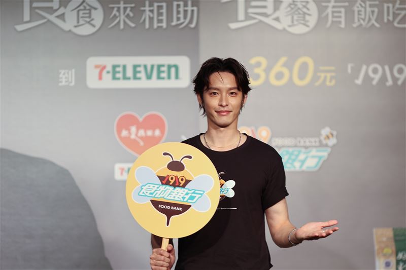 曹佑寧表示，少喝三杯手搖飲，就能到認捐一套360元的救助套餐，幫助一個急需物資的人。（圖／基督教救助協會提供）
