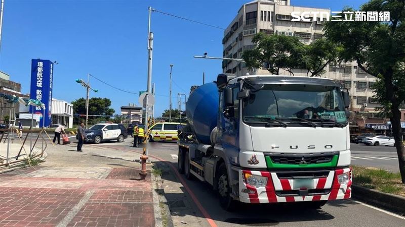 桃園莊男騎單車行經大觀路及園航路口時遭混凝預拌車輾斃。（圖／翻攝畫面）