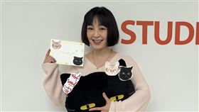 電視台準備黑色小貓抱枕送蔡燦得，勾起她對過世愛貓的思念，感動落淚。（圖／民視提供）