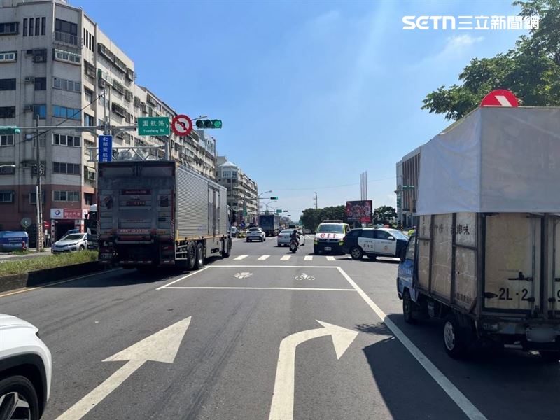 桃園莊男騎單車行經大觀路及園航路口時遭混凝預拌車輾斃。（圖／翻攝畫面）