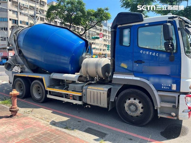 桃園騎單車行經大觀路及園航路口時遭混凝預拌車輾斃。（圖／翻攝畫面）