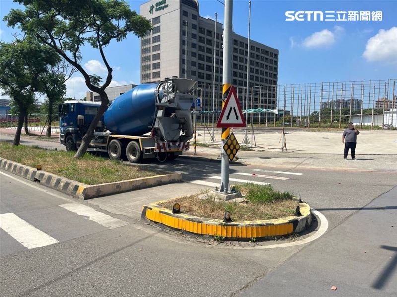 桃園莊男騎單車行經大觀路及園航路口時遭混凝預拌車輾斃。（圖／翻攝畫面）