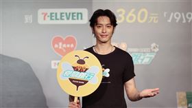 曹佑寧表示，少喝三杯手搖飲，就能到認捐一套360元的救助套餐，幫助一個急需物資的人。（圖／基督教救助協會提供） 