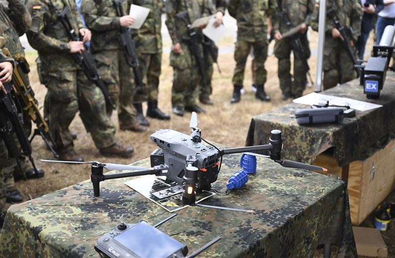 德國社會民主黨（SPD）提出讓現行自願兵制更吸引人的法案，內容包括新增無人機操作的訓練課程。（圖／美聯社／達志影像）