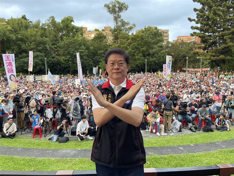 國民黨立委羅明才積極反罷，清晨6點就在站路口。（圖／翻攝自羅明才臉書）