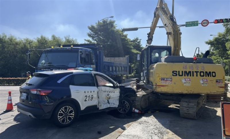 苗栗警車遭攔腰猛撞！又失控撞怪手釀2傷