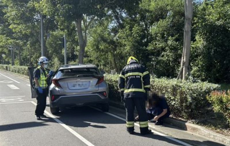 苗栗警車跟休旅車碰撞事故後，又撞上施工怪手。（圖／翻攝畫面）