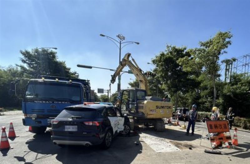 警車跟休旅車發生碰撞事故。（圖／翻攝畫面）