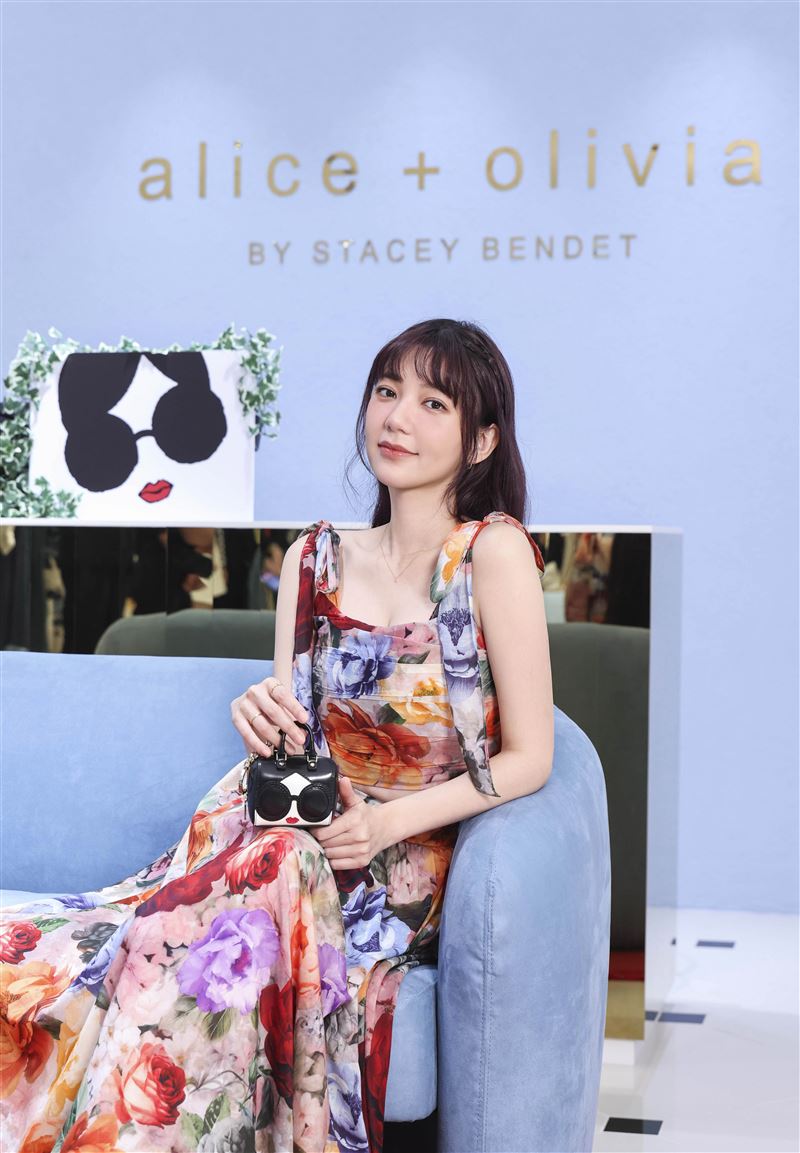 郭雪芙化身波希米亞女神出席alice + olivia by Stacey Bendet微風信義旗艦店開幕儀式。（圖／品牌提供）