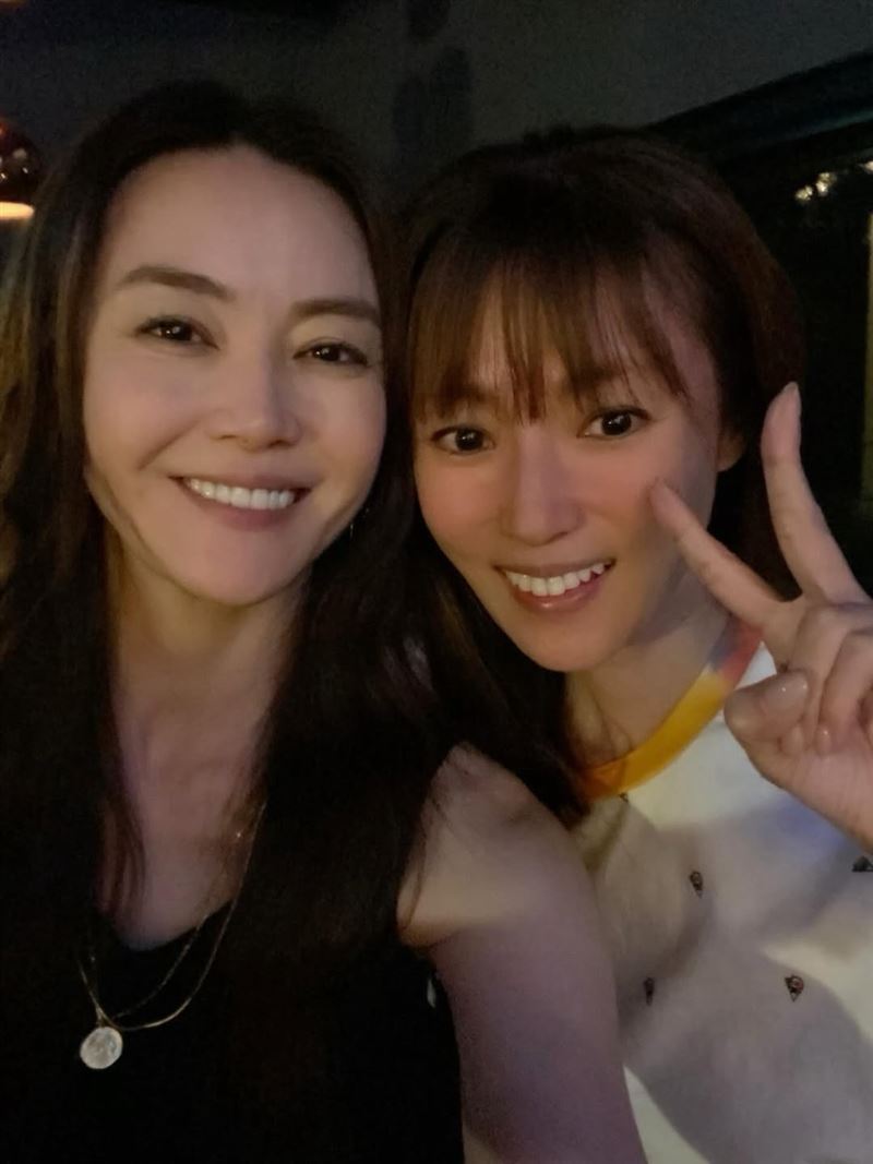 深田恭子（右）難得和觀月亞里莎（左）合體掀起一陣轟動。（圖／翻攝自IG@kyokofukada_official）
