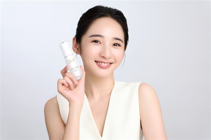全新升級OLAY水光小白瓶，革糖素PRO＋專研水光蛋白科技打造無針水光肌」。（圖／品牌業者提供）