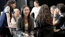 鄧雨忱（前）在《八月，在我家》中飾演家族中年紀最小的叛逆少女，與多位劇場前輩對戲。（圖／綠光劇團提供）