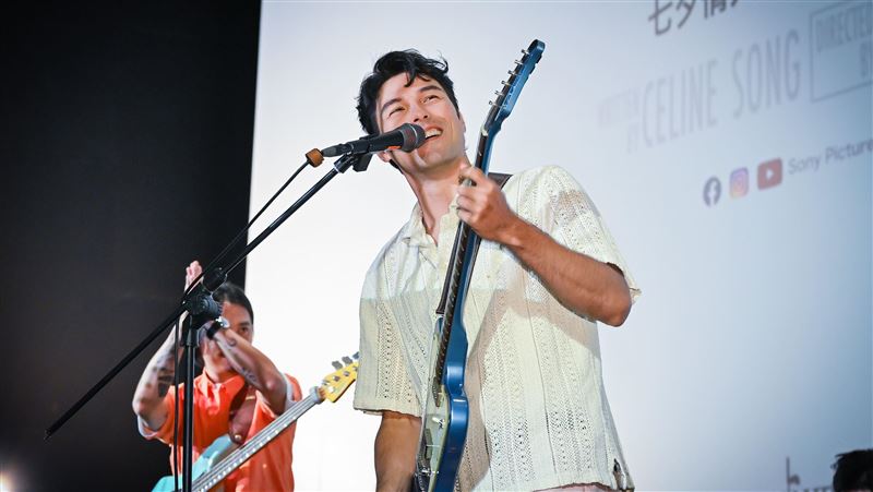 鳳小岳突現電影院獻唱　影廳變情歌演唱會