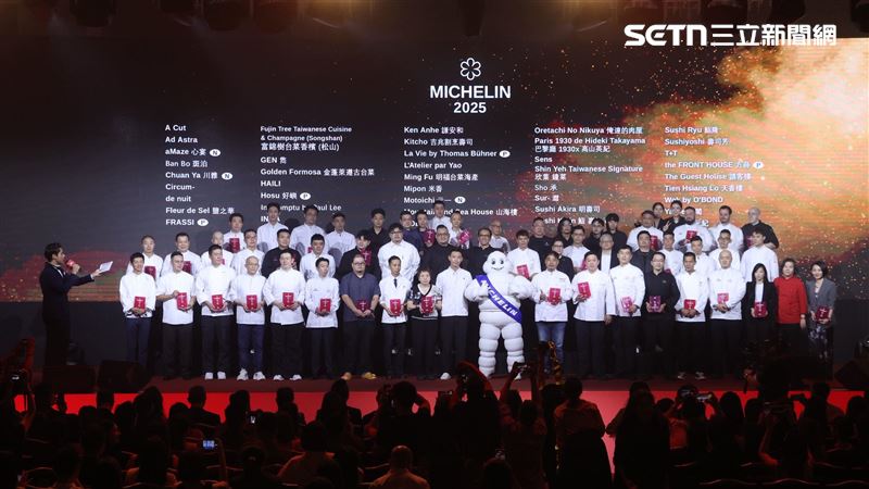 《台灣米其林指南2025》名單揭曉，獲獎業者進行合影。（圖／記者鄭孟晃攝影）