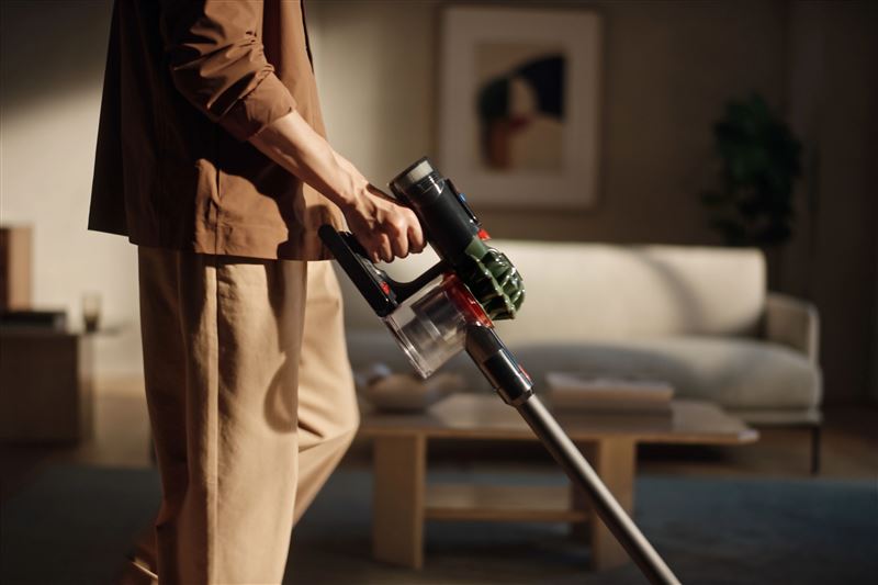 Dyson V8 Cyclone無線吸塵器內附三款吸頭，靈活應對多種清潔情境，從硬質地面到家具細節皆能輕鬆完成。（圖／品牌業者提供）