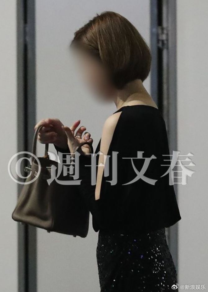 北島康介被拍到和一名銀座俱樂部女招待同乘車回女方的家，次日才衣衫不整地離開。（圖／翻攝自微博）