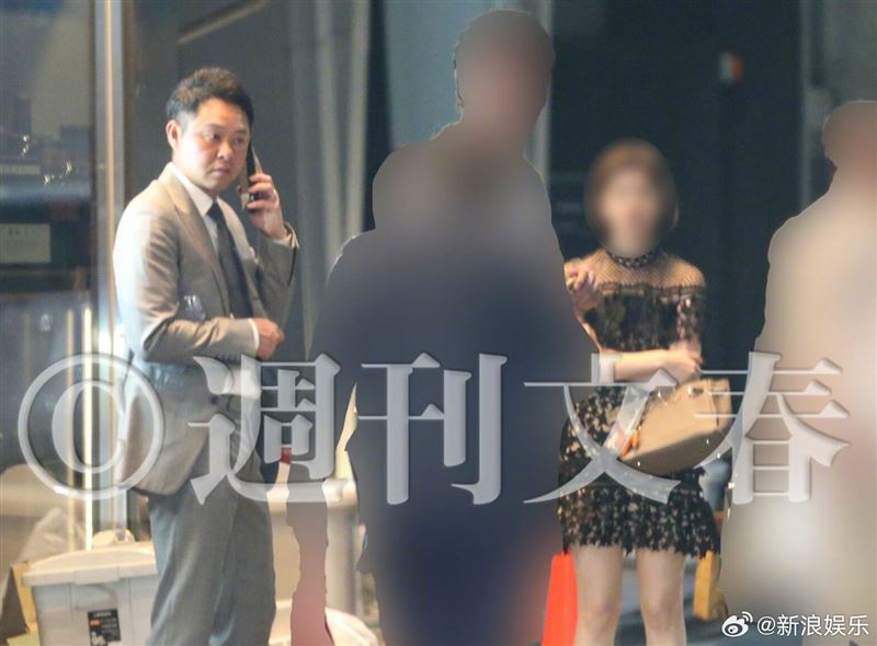 北島康介被拍到和一名銀座俱樂部女招待同乘車回女方的家，次日才衣衫不整地離開。（圖／翻攝自微博）
