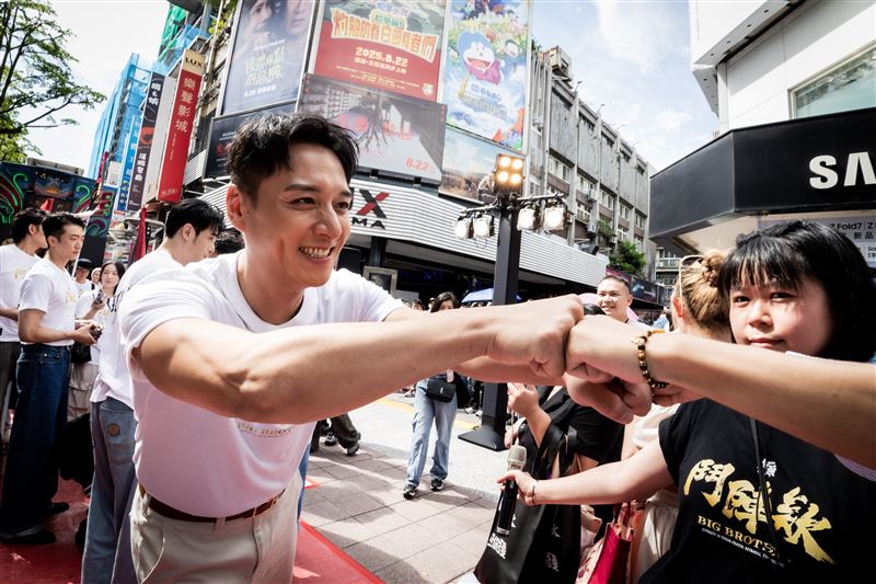鄭人碩好親民。（圖／曼尼娛樂提供）