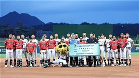台鋼雄鷹捐10萬幫助重建臺東體中棒球場。（圖／台鋼雄鷹提供） 