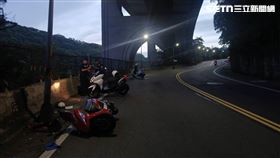 新北八旬徐翁騎車行經大科路時自撞燈桿命危送醫。（圖／翻攝畫面）