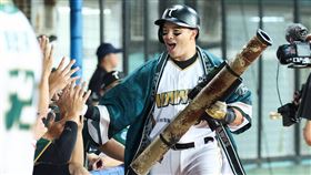 吳念庭19日1局下敲出本季首轟。（圖／台鋼雄鷹提供） 