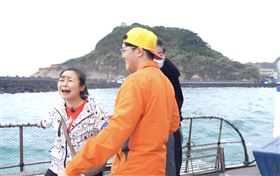 阿白參與野柳淨港文化祭登船後驚慌失色。（圖／寶島神很大）