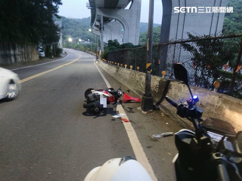 新北八旬徐翁騎車行經大科路時自撞燈桿命危送醫。（圖／翻攝畫面）