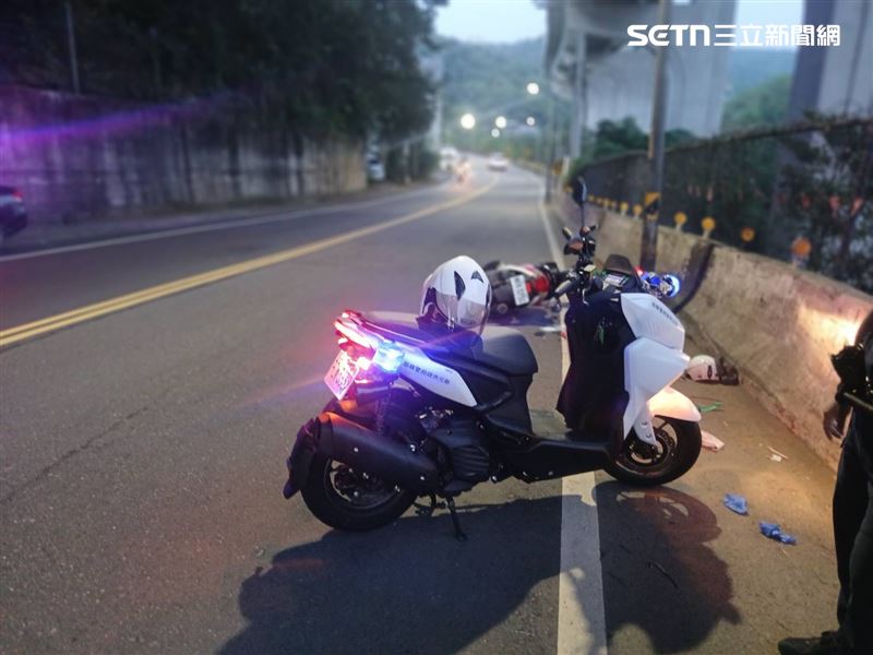 新北八旬徐翁騎車行經大科路時自撞燈桿命危送醫。（圖／翻攝畫面）